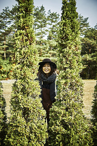 徒步探索森林的女人图片