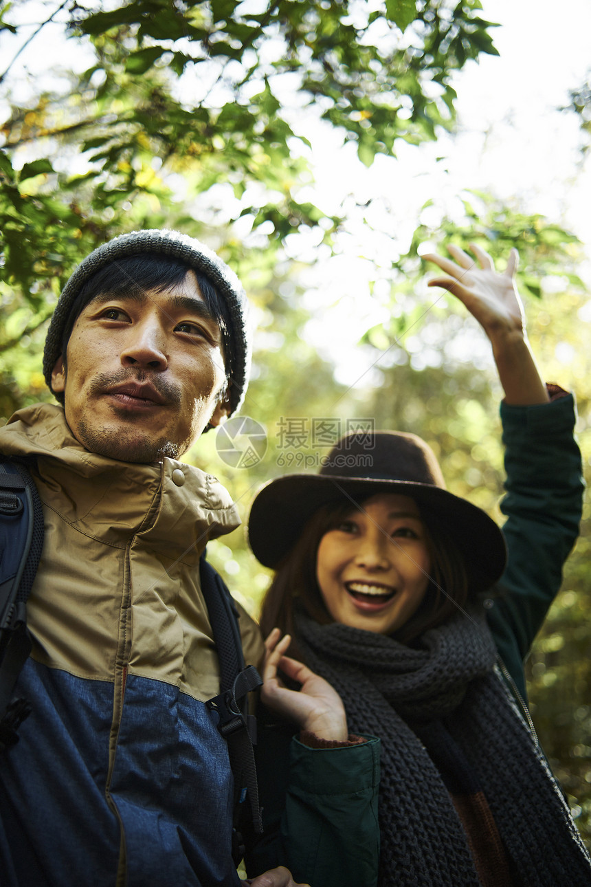 露营夫妇漫步在森林里图片