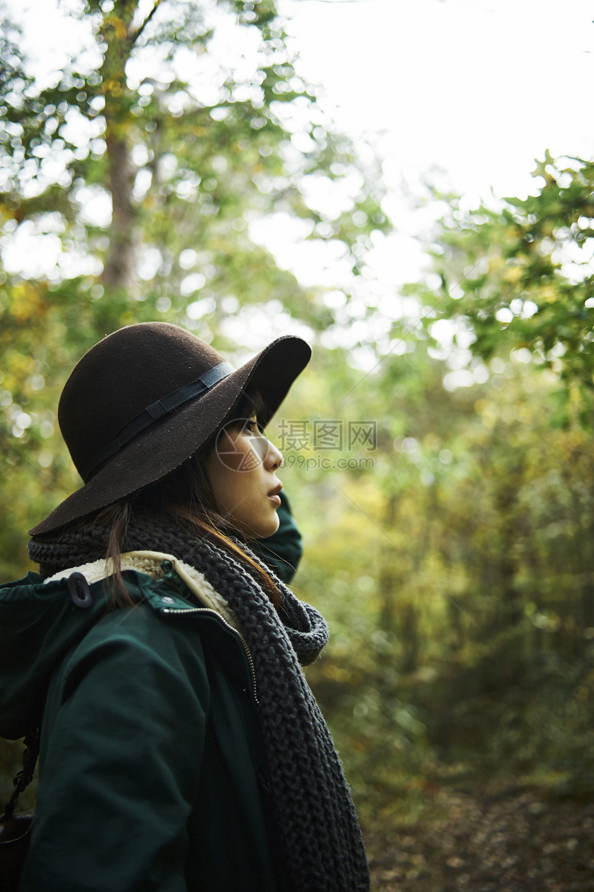 徒步探索森林的女人图片