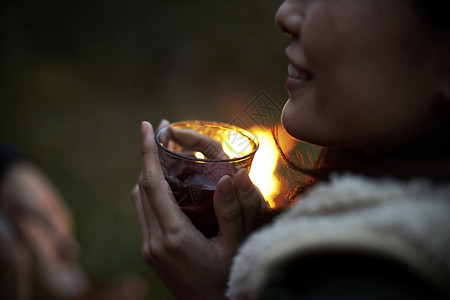 篝火边的女人喝红酒图片