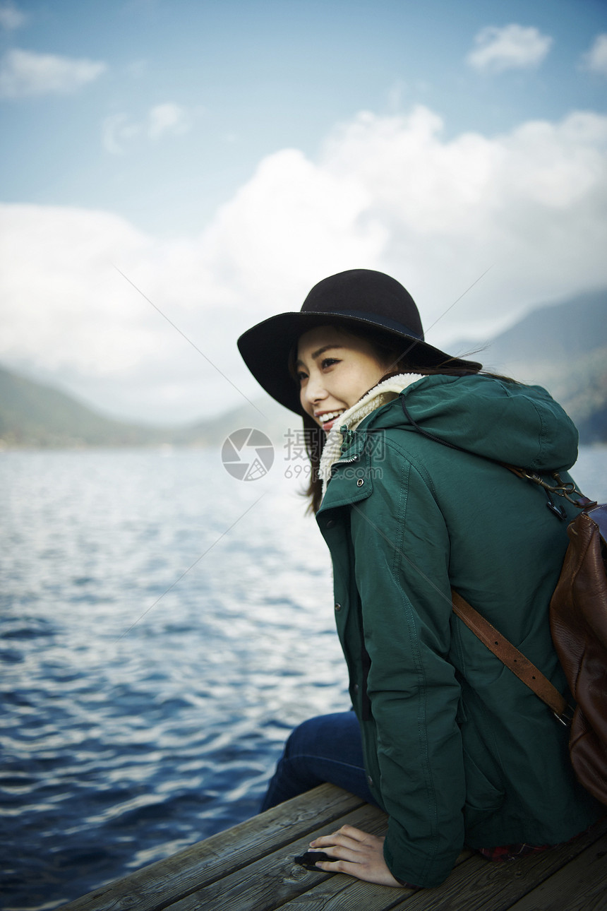 湖边欣赏风景的女性图片