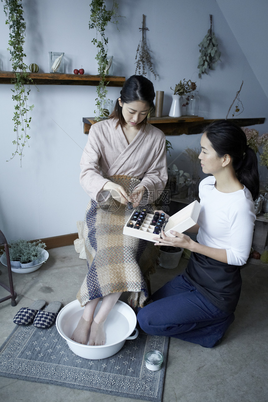 一个女人享受香气美学图片