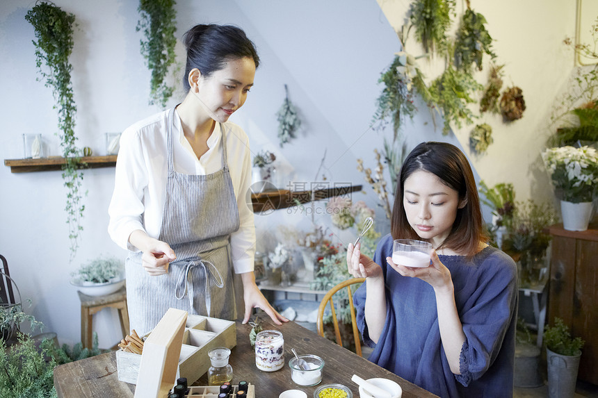 导购给客人介绍有机化妆品图片