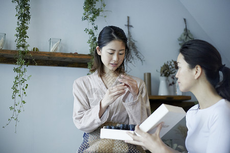 店员向顾客介绍香薰精油图片