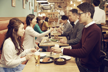 一对情侣在餐厅用餐图片