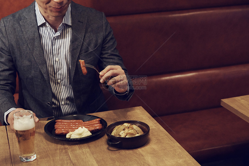 成熟男性一个人在餐厅吃饭图片