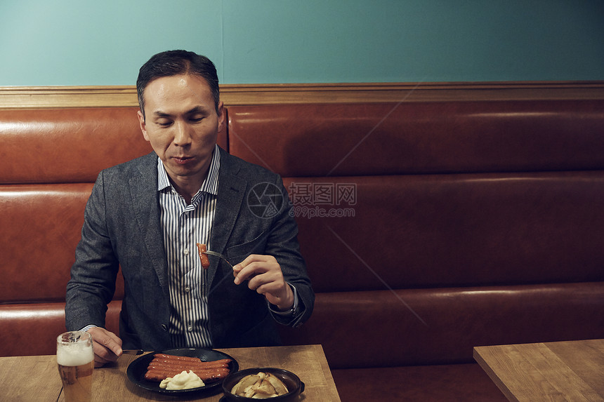 中年男人一个人在餐厅用餐图片