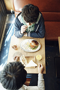 年轻人在咖啡馆吃午饭图片