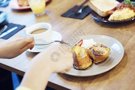 女性在切食物就餐图片