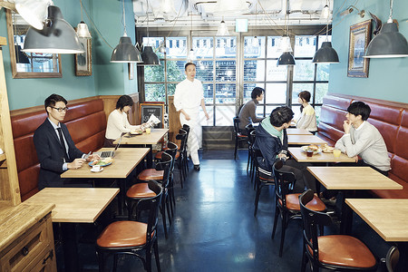 餐厅里就餐的顾客高清图片