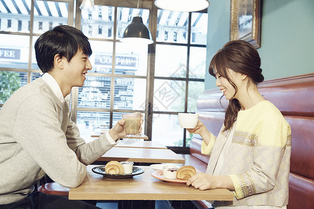 咖啡厅里约会喝下午茶的情侣图片