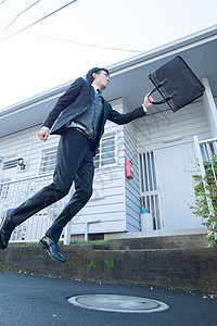 屋外奔跑的商务男性图片
