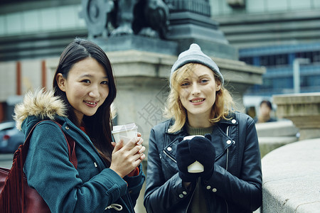 带外国友人东京旅游观光喝咖啡满足高清图片素材