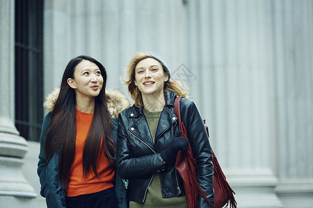 女人带外国好友旅游观光通讯高清图片素材