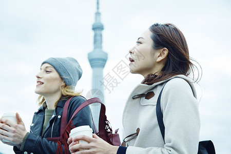 带外国友人东京旅游观光夹克高清图片素材