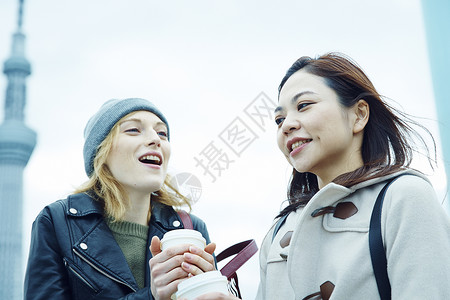 外国人在东京旅行观光对话高清图片素材