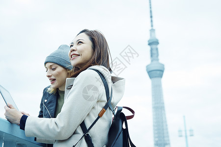 外国人在东京旅行观光溜达高清图片素材