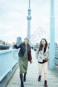 外国人在东京旅行观光通知高清图片素材