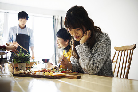 家庭聚会餐桌上的女生图片