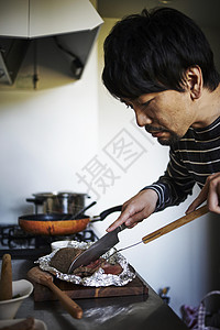 男人在烹饪食物图片