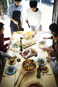 家庭聚会用餐的家人朋友喝高清图片素材