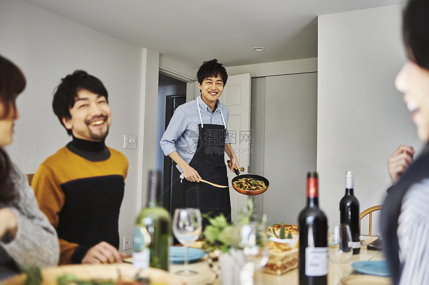 家庭聚会的用餐微笑的男人图片