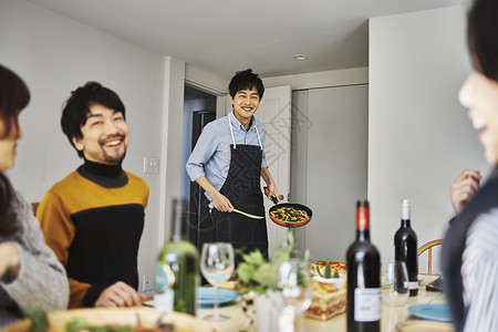 家庭聚会的用餐微笑的男人图片