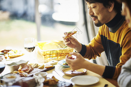 家庭聚会用餐的男人图片