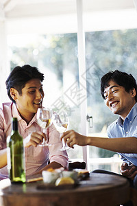 亚洲人男人开心的喝红酒图片