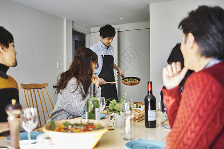 家庭聚餐准备丰富的美食携带高清图片素材