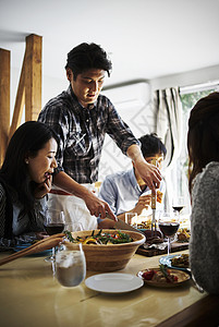 家庭聚餐享用美食红酒高清图片素材