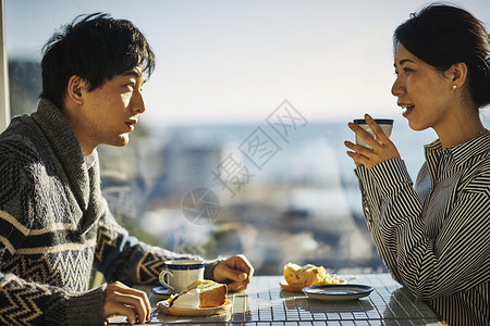 喝下午茶的情侣图片