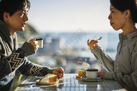 咖啡馆喝下午茶的情侣图片