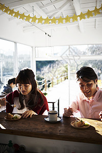 在咖啡店喝下午茶的情侣图片