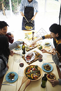 家庭聚餐用餐的朋友们自然高清图片素材