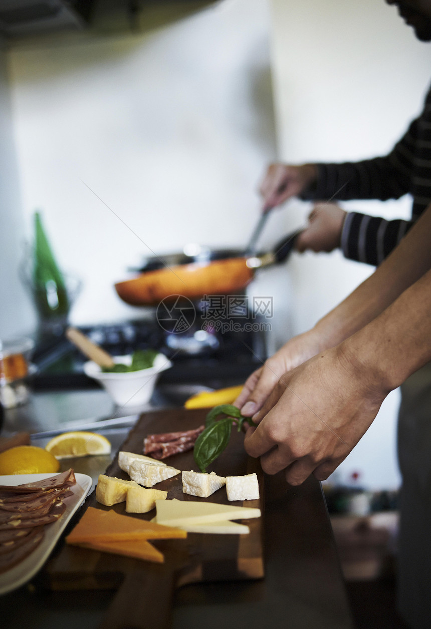 厨房里的男人烹饪美食图片