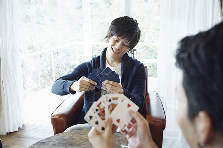年轻人玩纸牌图片