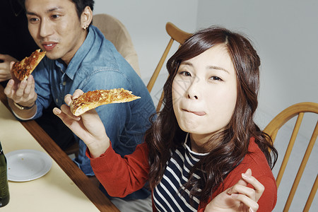 吃披萨的男人和女人图片