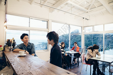 学生在咖啡馆聊天小屋高清图片素材