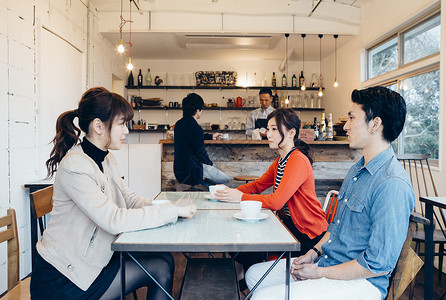 大学生在咖啡馆放松饭店高清图片素材