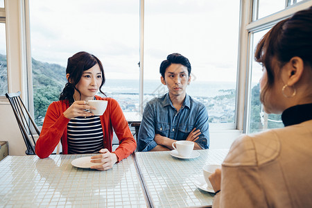 在咖啡馆说话的女人日本人高清图片素材