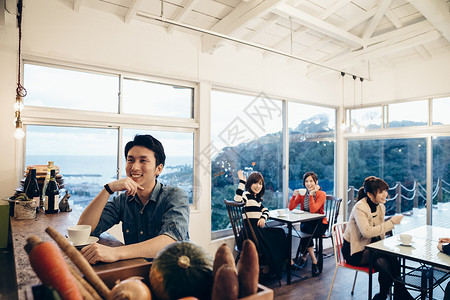 在咖啡馆放松聊天的大学生海洋高清图片素材