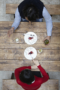 咖啡馆喝下午茶的男人和女人图片