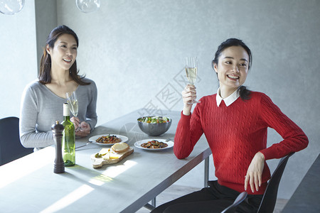 用餐吃饭的两个女生图片