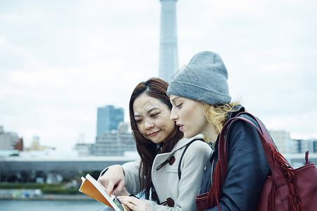在日本东京观光的妇女亲密朋友高清图片素材