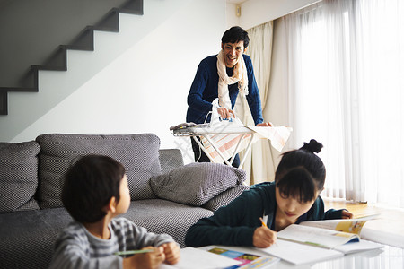 孩子在家里学习图片