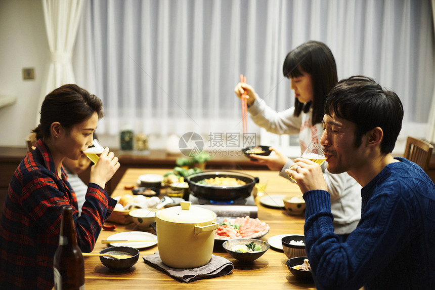 一家人吃晚饭图片