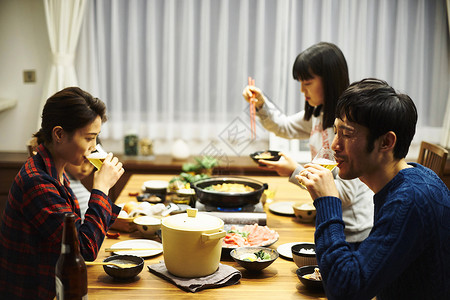 一家人吃晚饭高清图片