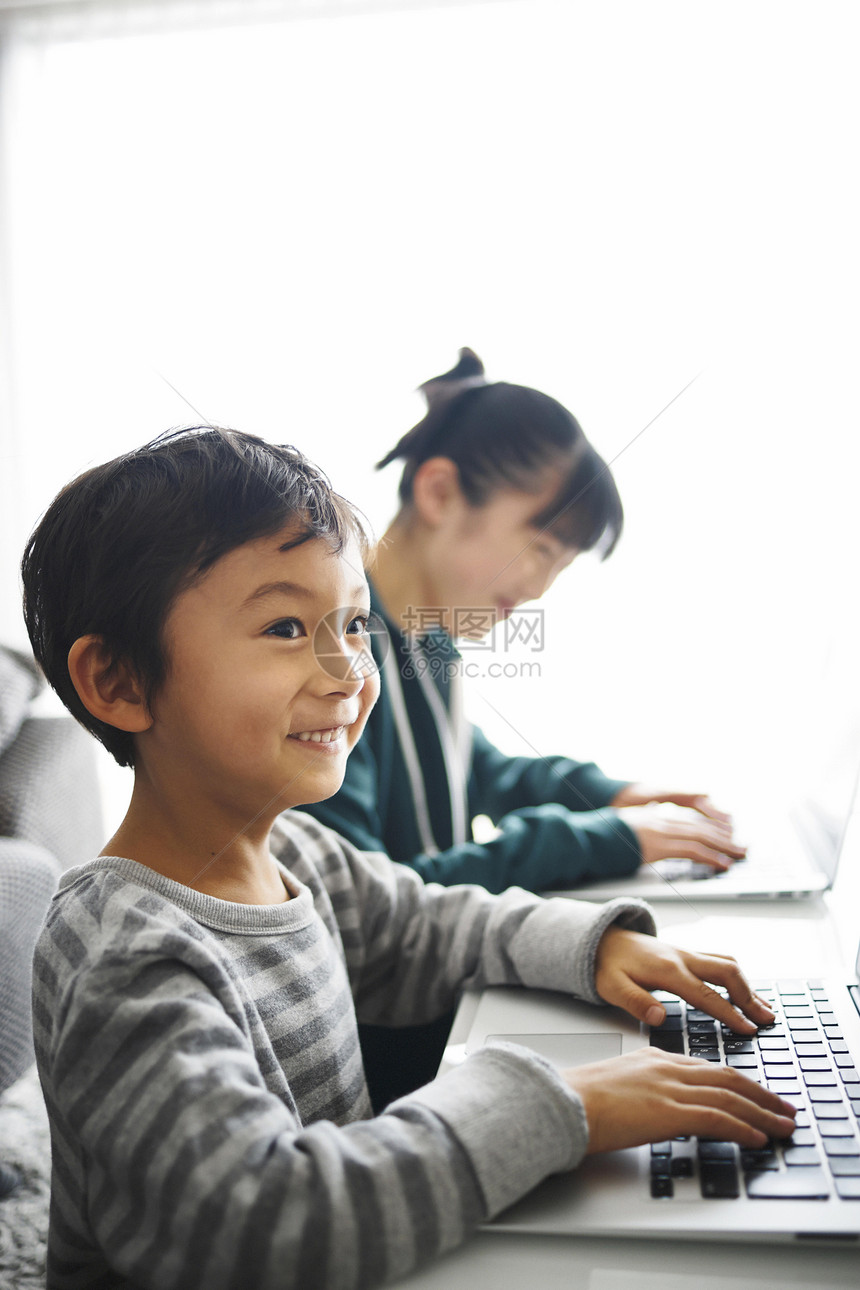 操作电脑的孩子图片