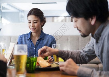 男人和女人吃午饭图片